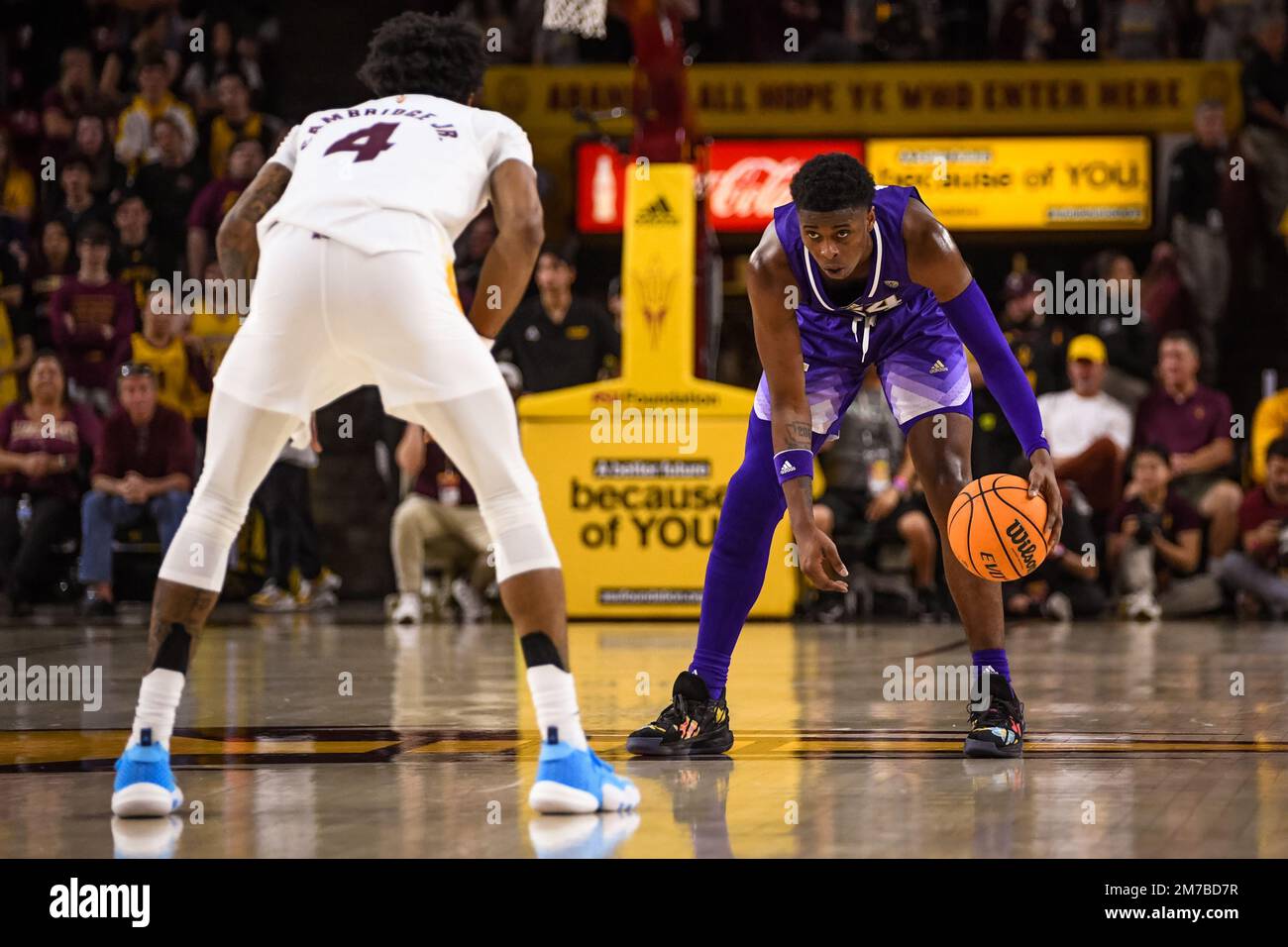 University of Washington guard Noah Williams (24) goes one-on-one with Arizona State guard Desmond Cambridge Jr (4) in the first half of the NCAA bask Stock Photo