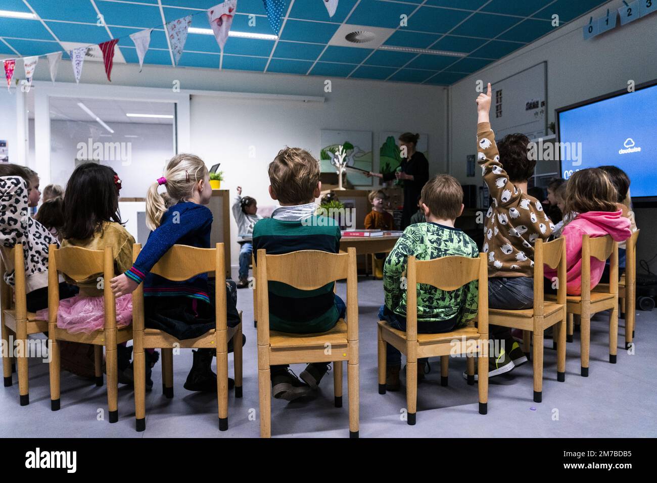 VLEUTEN - Students of primary school Zonneworld during the first day of school in the new year. Primary and secondary schools will start again after the Christmas holidays. ANP JEROEN JUMELET netherlands out - belgium out Stock Photo