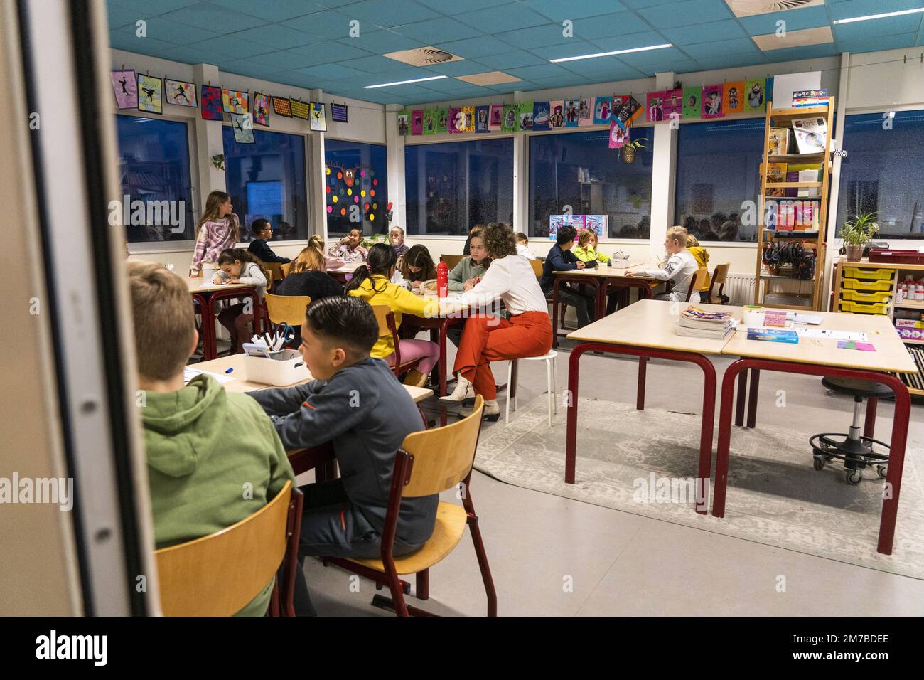 VLEUTEN - Students of primary school Zonneworld during the first day of school in the new year. Primary and secondary schools will start again after the Christmas holidays. ANP JEROEN JUMELET netherlands out - belgium out Stock Photo