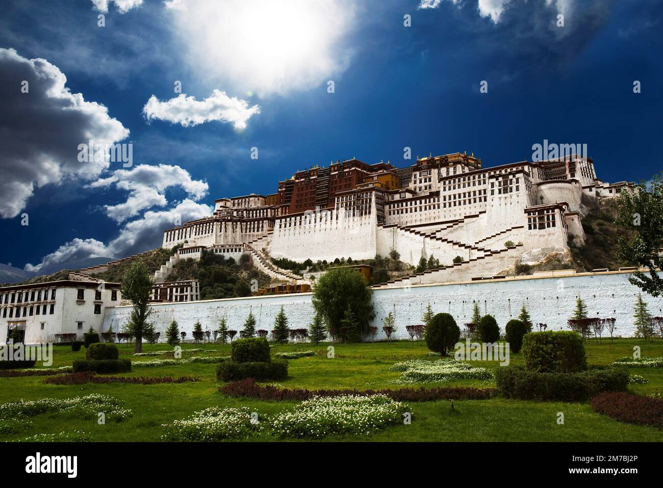 China potala palace image hi-res stock photography and images - Alamy