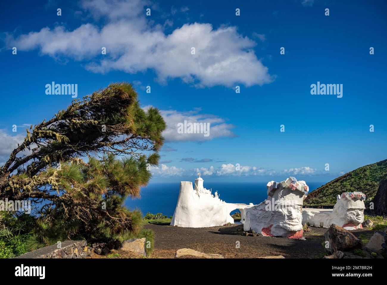 Weisse Skulptur aus Schrott  und Gips  Homenaje a La Bajada bei Valverde, Hauptstadt der Insel  El Hierro, Kanarische Inseln, Spanien | White Sculptur Stock Photo