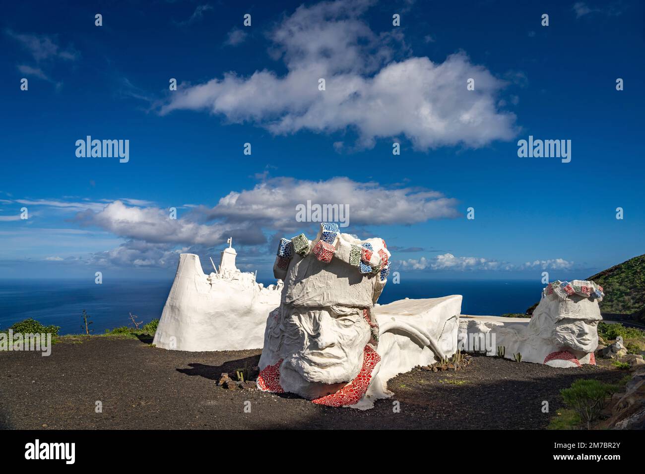 Weisse Skulptur aus Schrott  und Gips  Homenaje a La Bajada bei Valverde, Hauptstadt der Insel  El Hierro, Kanarische Inseln, Spanien | White Sculptur Stock Photo