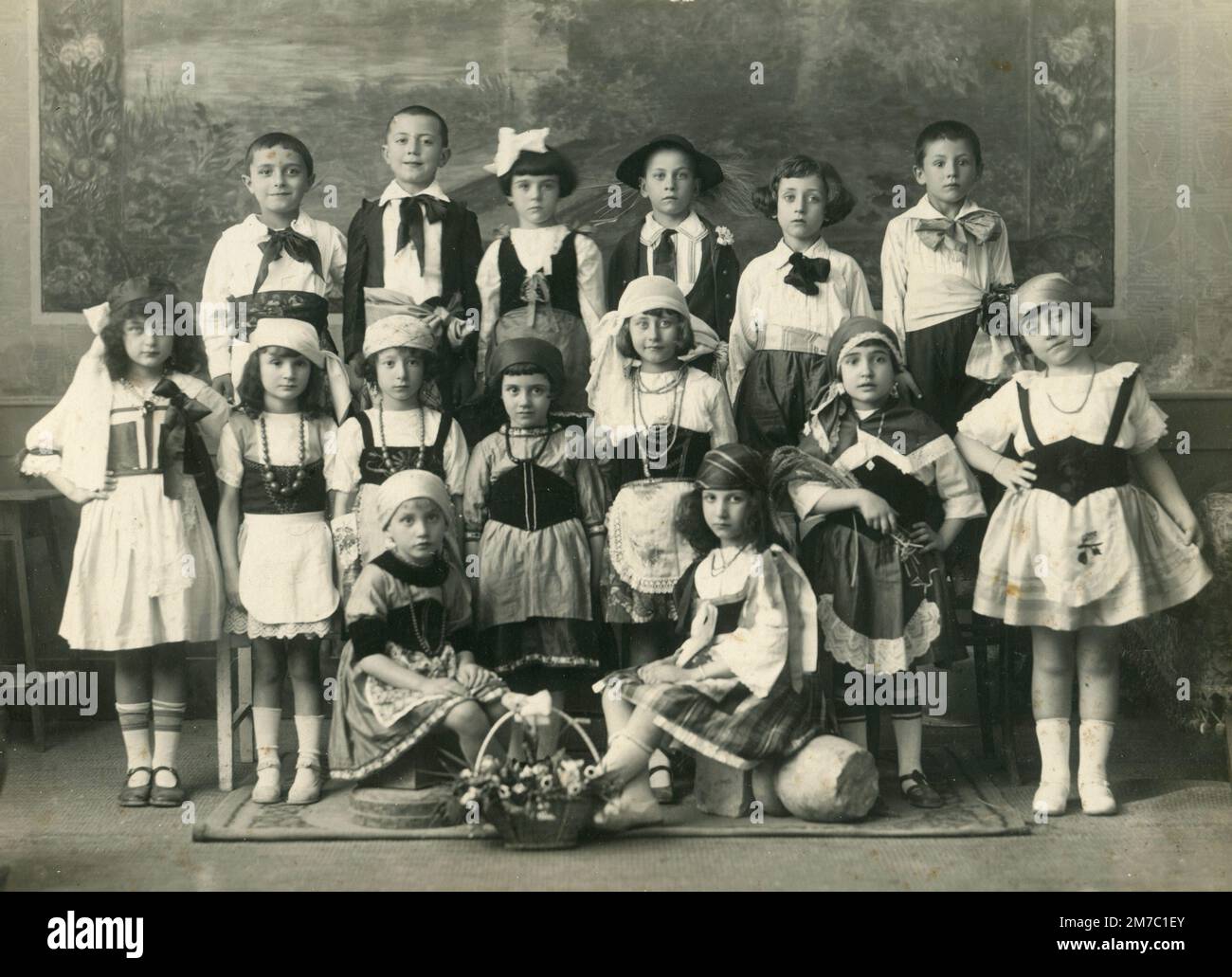 Class photo of the children of the Giardino d'Infanzia annex to the Royal Normal school of Teramo, Italy 1924 Stock Photo