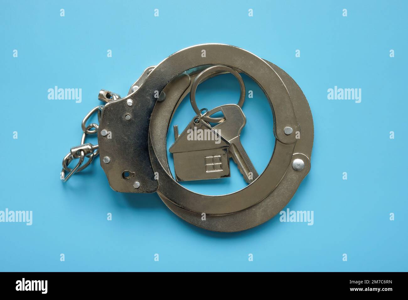 Handcuffs and house key. Mortgage fraud concept Stock Photo Alamy