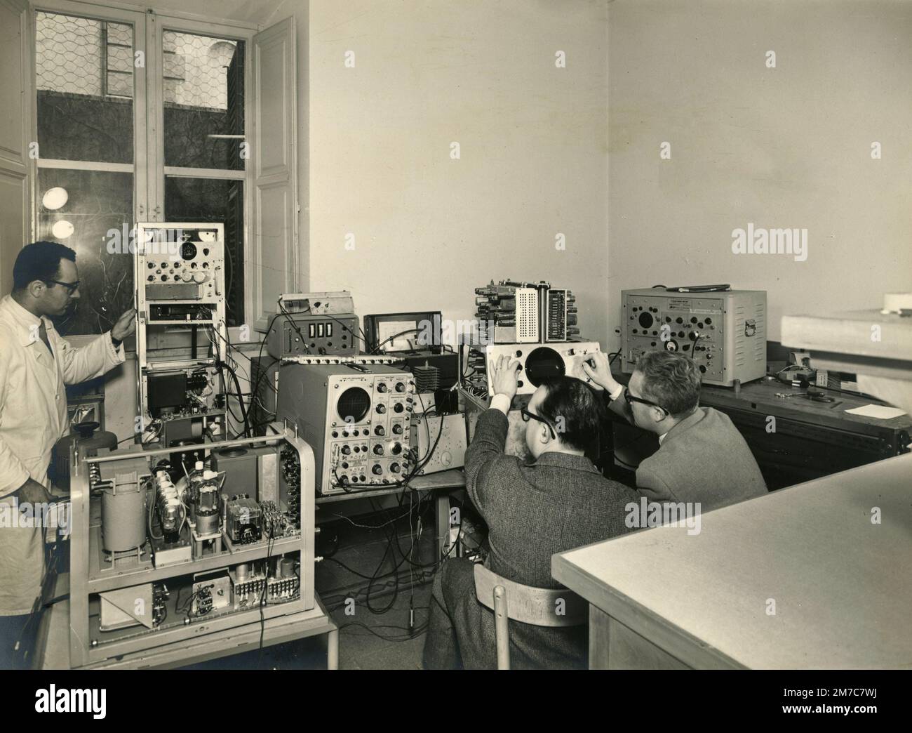 Technician operating with electronic machines, Italy 1958 Stock Photo