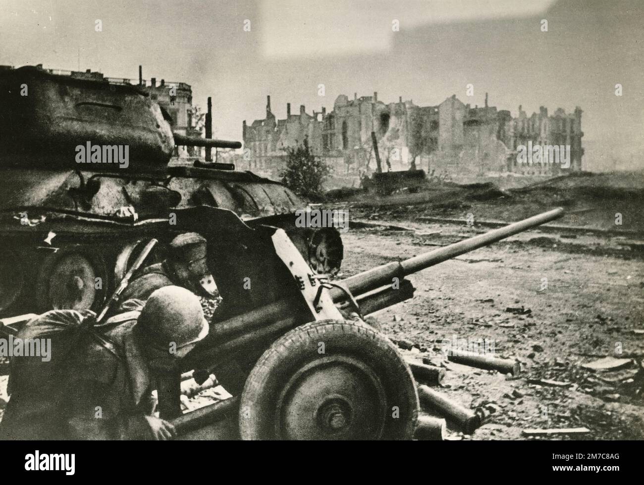 Soldiers shooting with a cannon during World War 2, Germany 1945 Stock Photo