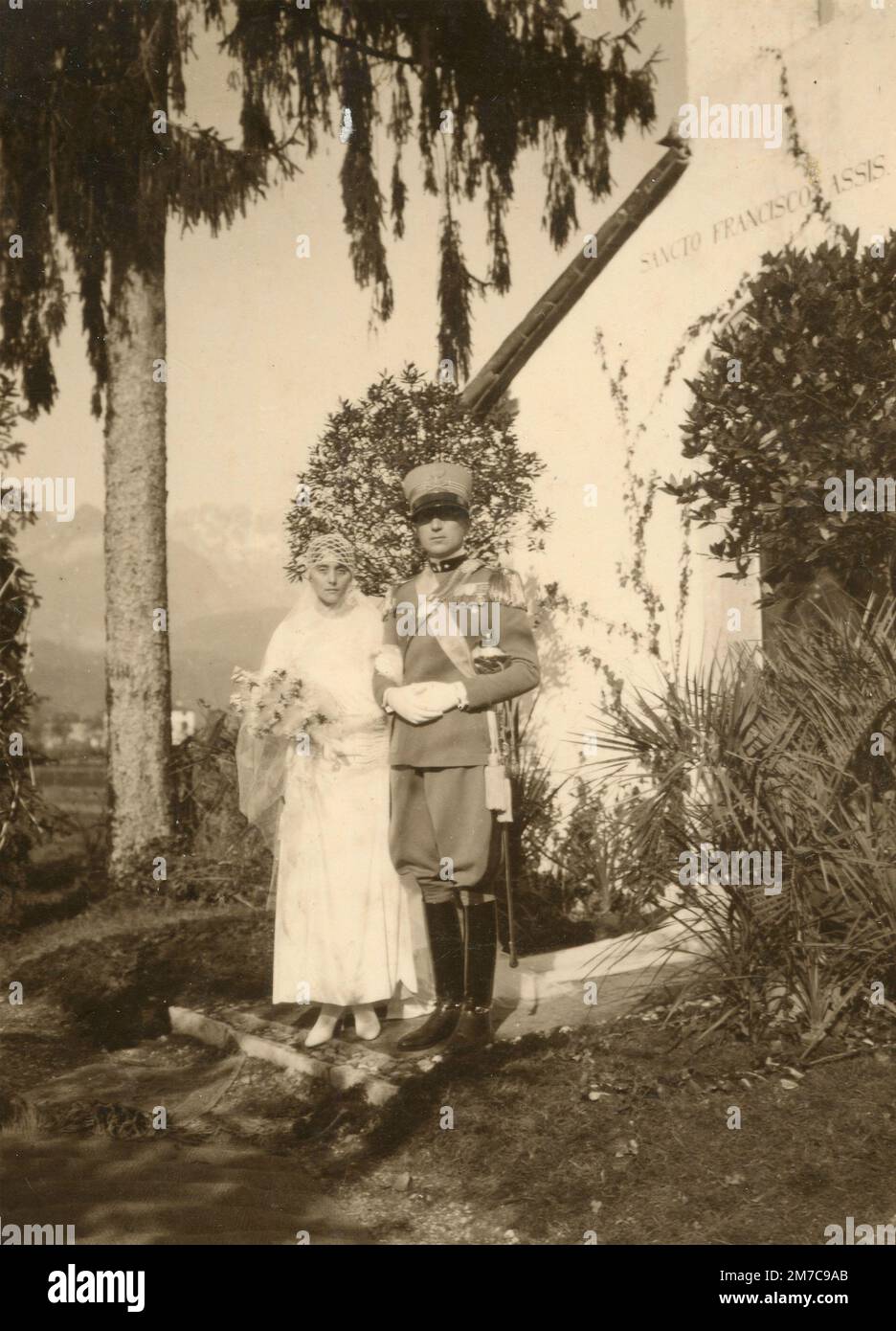 Just married couple, the groom dressed with the military uniform of the Royal Italian Army, Italy 1910s Stock Photo