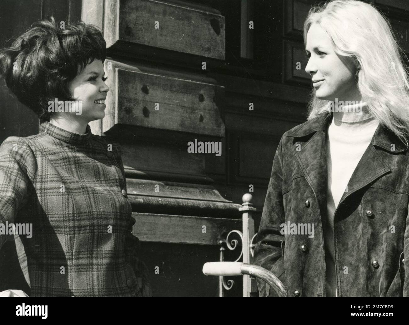Danish actress Anne Grete Nissen (right) and Ki-Jo Feza in the movie Without a Stitch (Uden en Traevl), Denmark 1968 Stock Photo