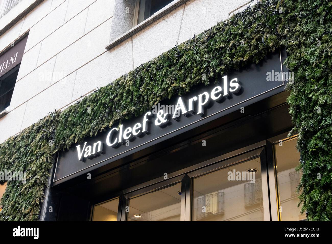 A logo sign outside of a Van Cleef & Arpels retail store in Munich,  Germany, on September 2, 2018 Stock Photo - Alamy