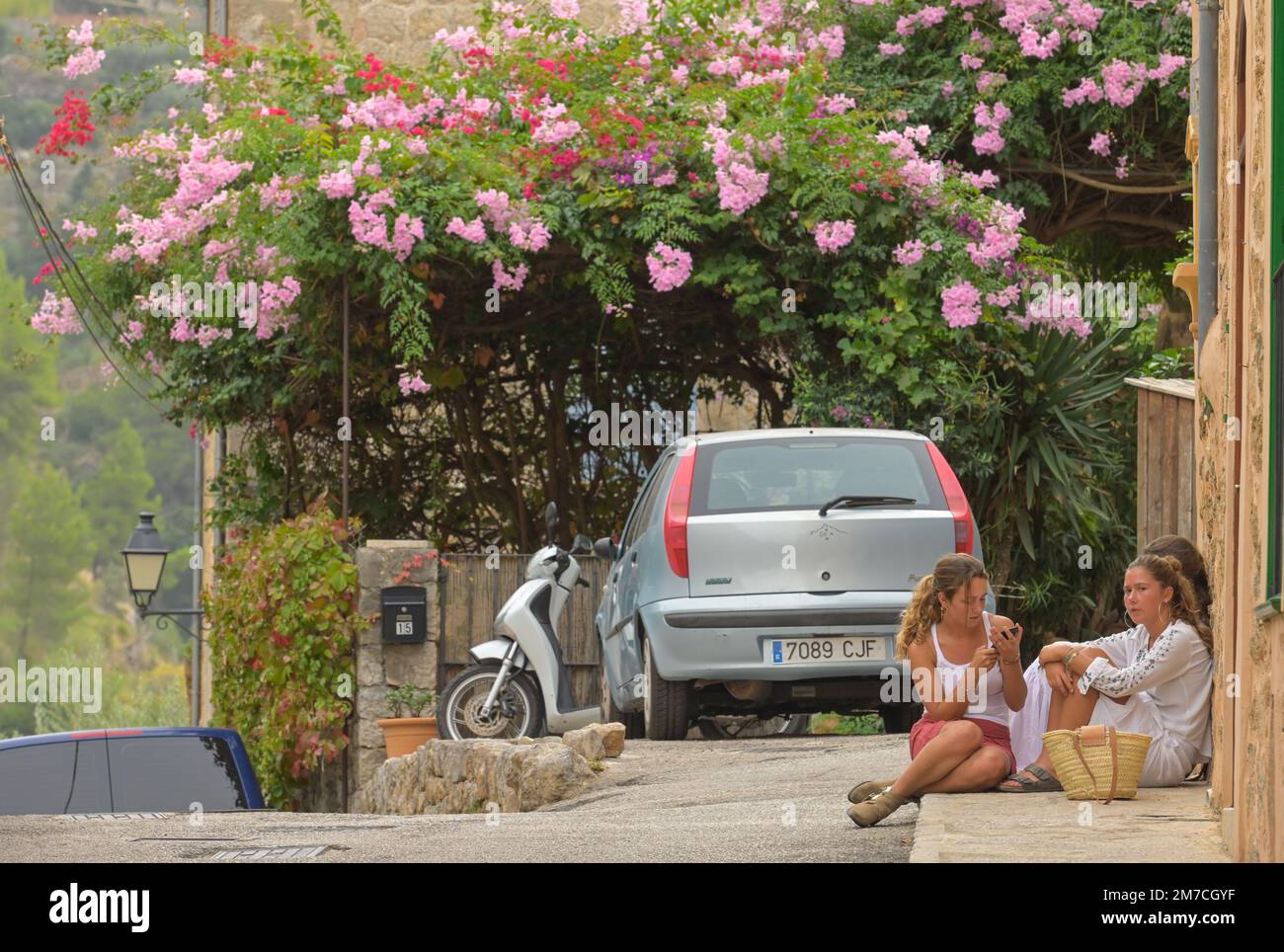 Straßenszene, Touristen, Altstadt, Deia, Mallorca, Spanien - NO MODEL RELEASE Stock Photo