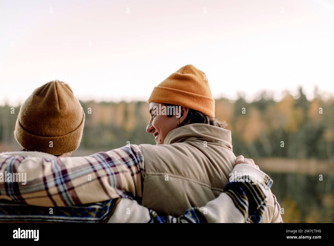 Friends with arms around each other hi-res stock photography and images ...
