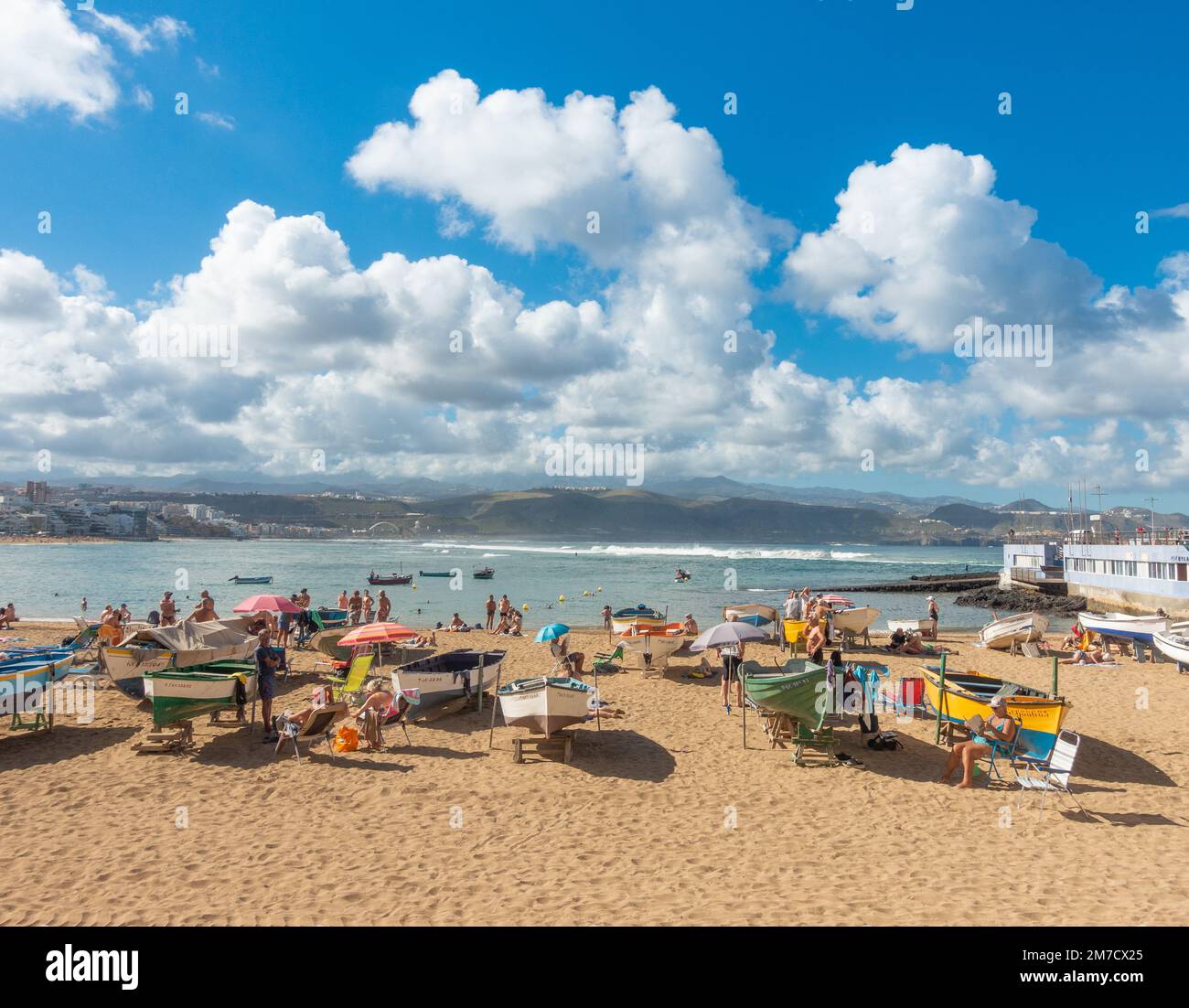 Las Palmas, Gran Canaria, Canary Islands, Spain. 9th January 2023.  Tourists, many from the UK, bask in glorious sunshine on the city beach in Las Palmas. Credit: Alan Dawson/Alamy Live News Stock Photo