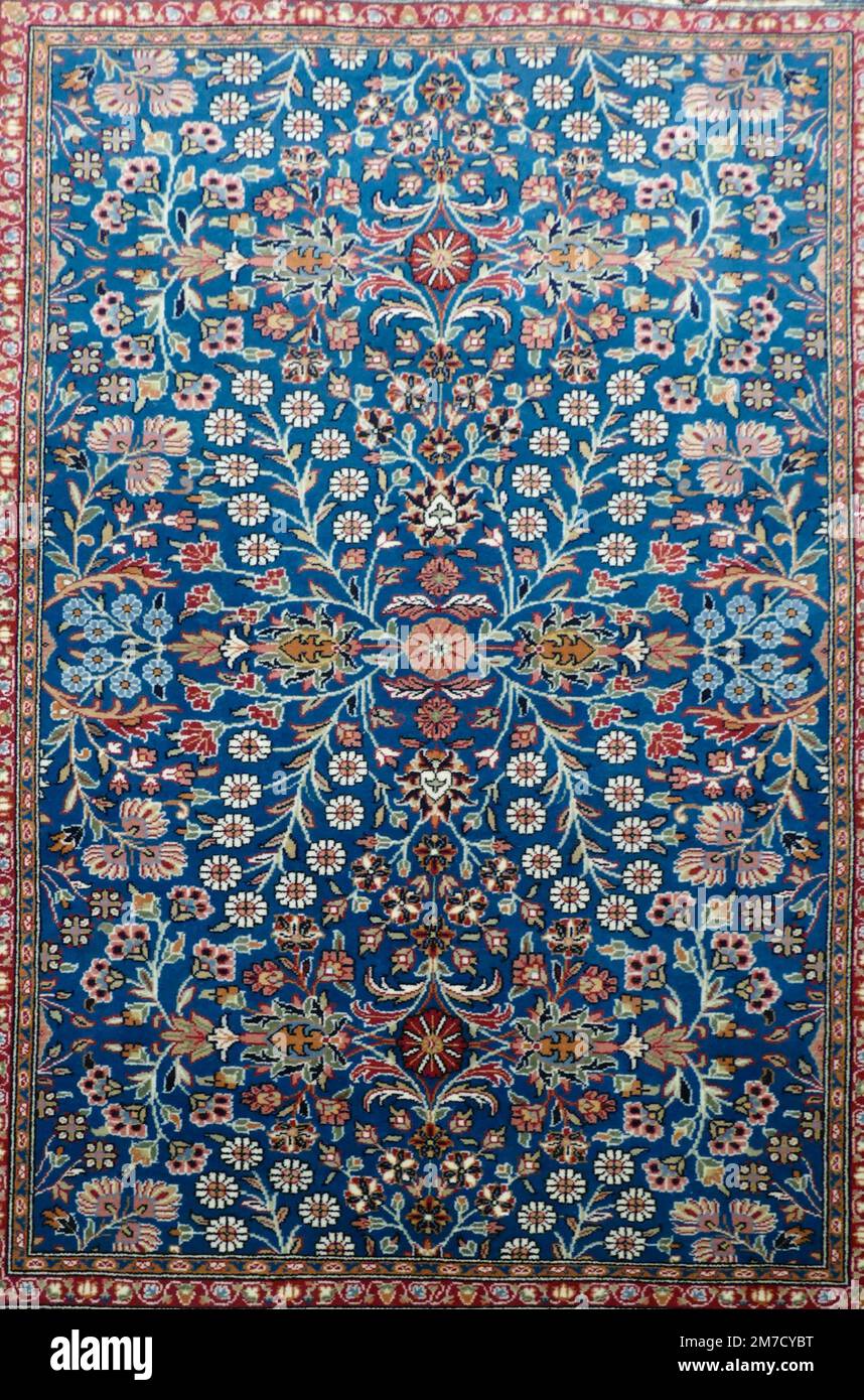 fezabilitate Corp Pesimist  Fine Turkish Hereke carpet with floral pattern in a showroom in Cappadocia,  Turkey Stock Photo - Alamy