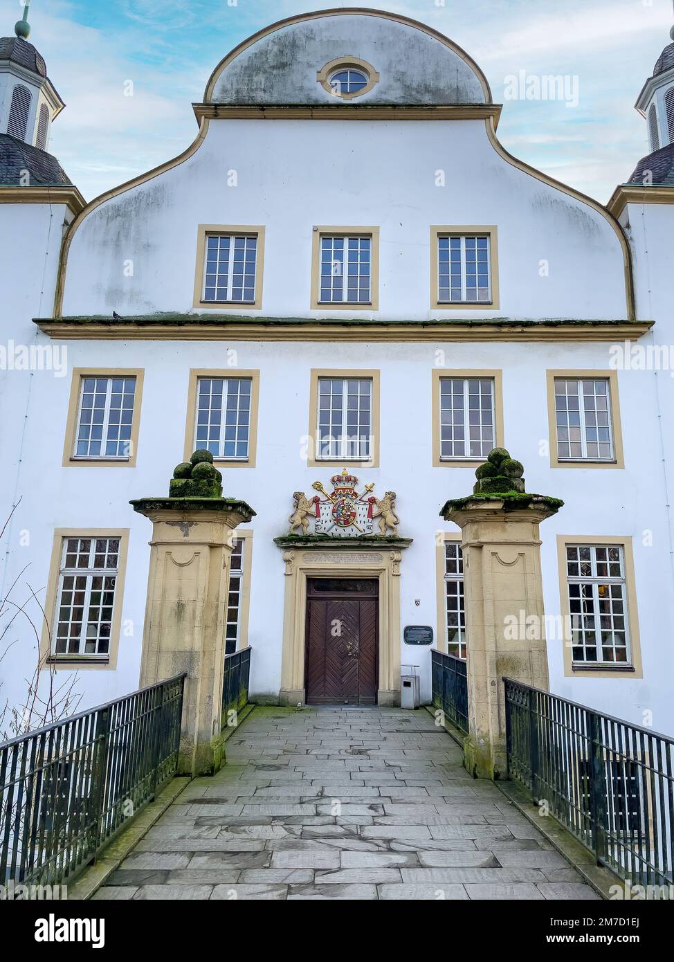 Blick über Steinbrücke über Wassegraben auf Front Fassade von Wasserschloss Burg Schloss Borbeck, Borbeck, Essen, Nordrhein-Westfalen, Deutschland Stock Photo