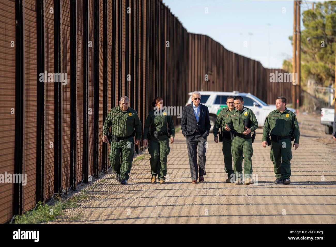 El Paso, United States of America. 08 January, 2023. U.S President Joe Biden, center, is briefed by Custom and Border Patrol officers during a visit to the border wall along the Rio Grande, January 8, 2023 in El Paso, Texas. Biden is in El Paso to view the southern border where migration is at a record high. Credit: Adam Schultz/White House Photo/Alamy Live News Stock Photo