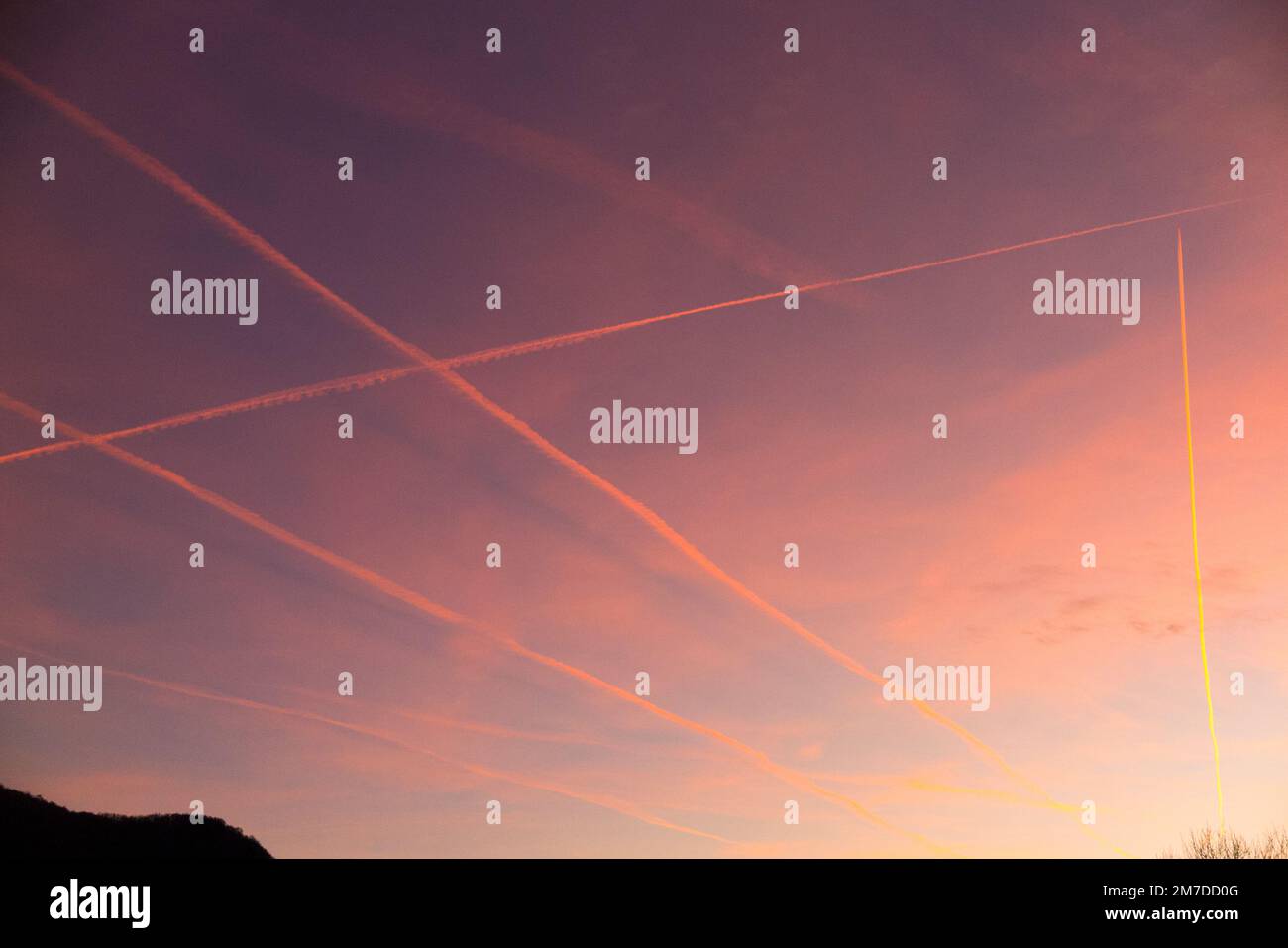 Heathrow flight paths hi-res stock photography and images - Alamy