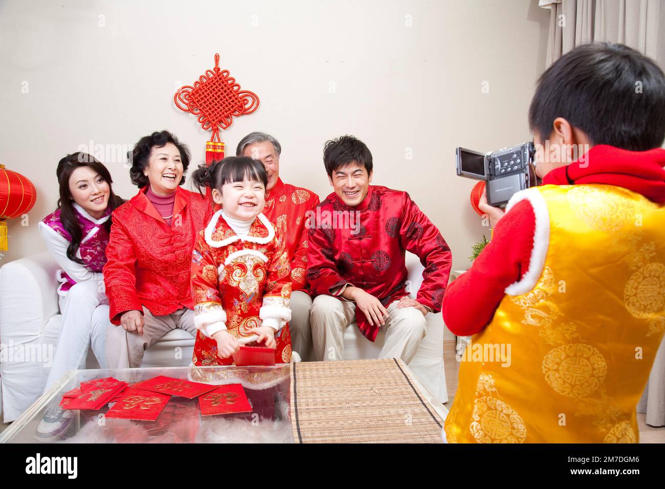 Family life with traditional Chinese style Stock Photo - Alamy