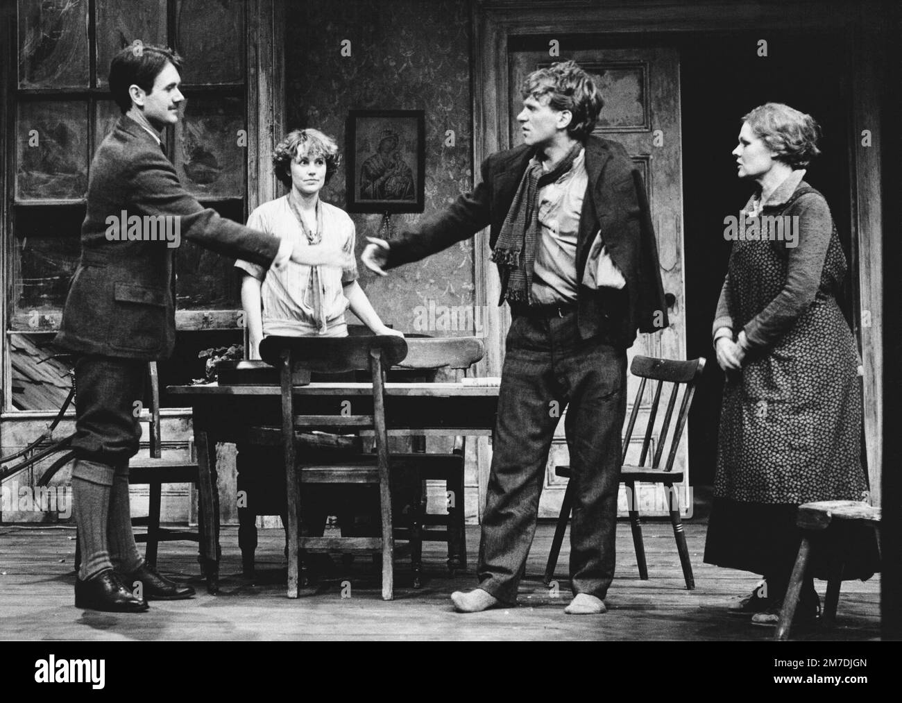 l-r: Bryan Murray (Charles Bentham), Dearbhla Molloy (Mary Boyle), Gerard Murphy (Johnny Boyle), Judi Dench (Juno) in JUNO AND THE PAYCOCK by Sean O'Casey at the Royal Shakespeare Company (RSC), Aldwych Theatre, London WC2  07/10/1980  set design: John Gunter  costumes: Lindy Hemming  lighting: David Hersey  director: Trevor Nunn Stock Photo