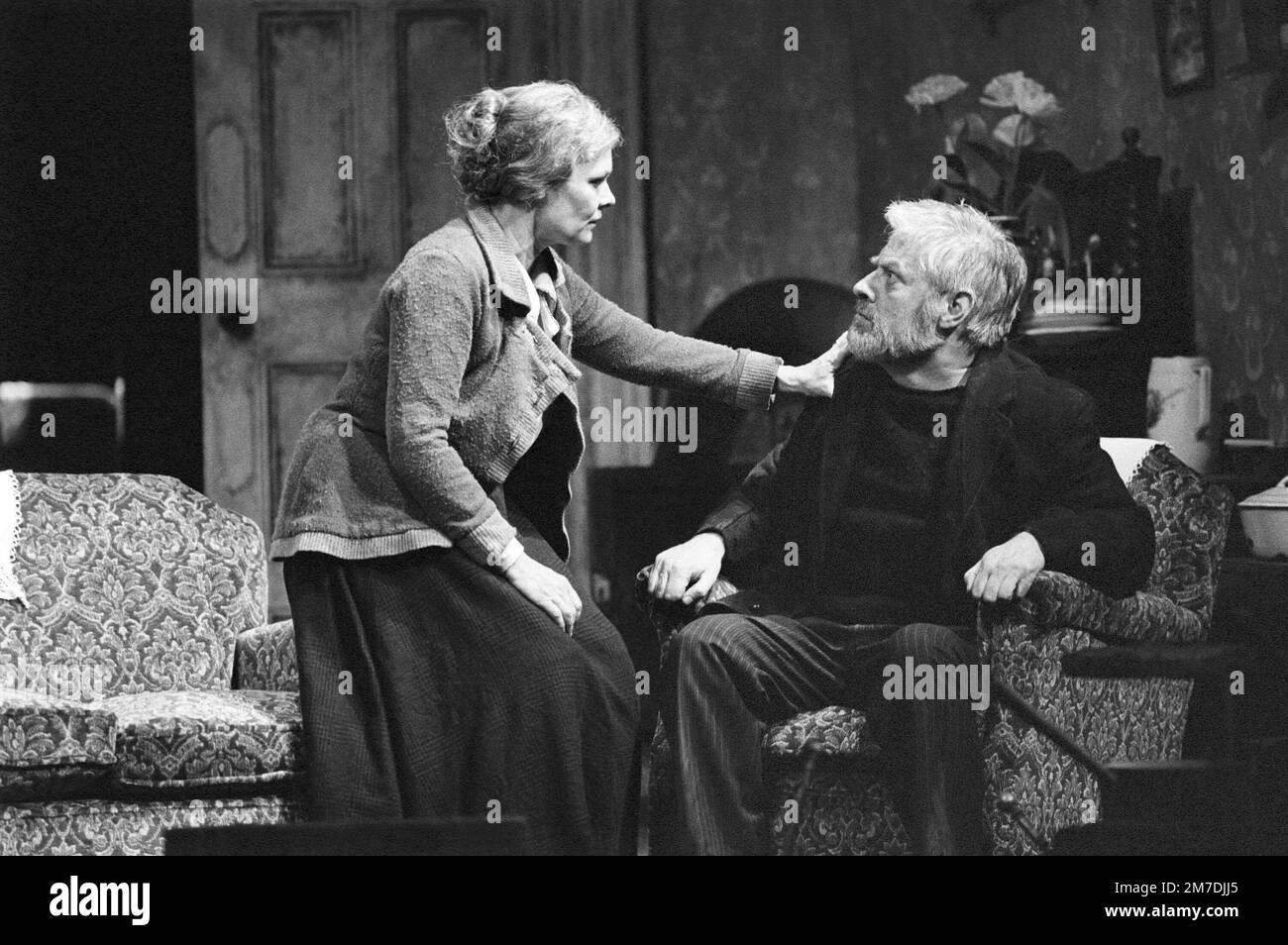 Judi Dench (Juno), Norman Rodway (Captain Boyle) in JUNO AND THE PAYCOCK by Sean O'Casey at the Royal Shakespeare Company (RSC), Aldwych Theatre, London WC2  07/10/1980  set design: John Gunter  costumes: Lindy Hemming  lighting: David Hersey  director: Trevor Nunn Stock Photo