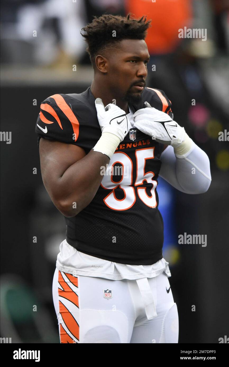 Cincinnati Bengals defensive tackle Zach Carter (95) leaves the