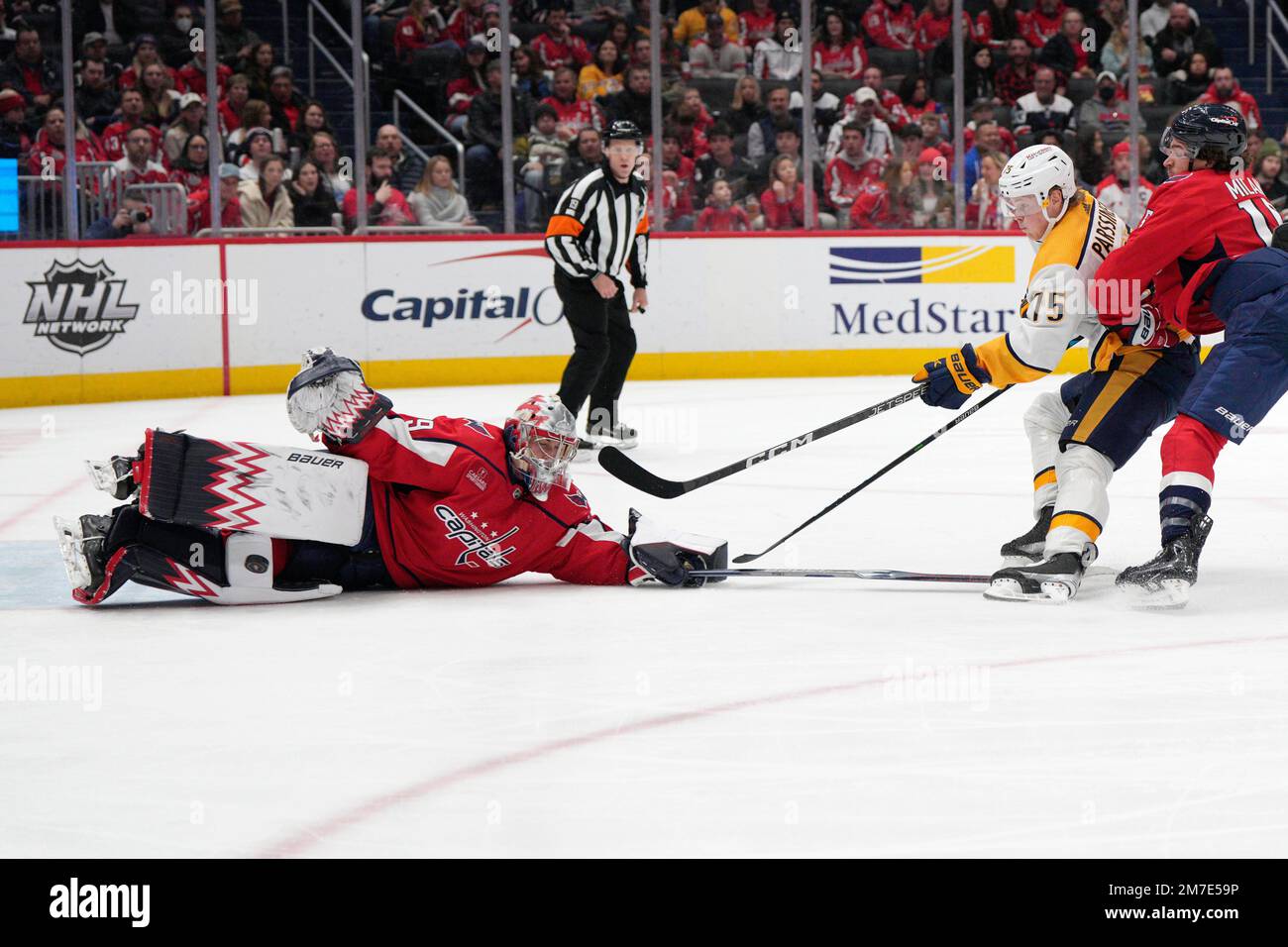 Washington Capitals goaltender Charlie Lindgren makes a save against