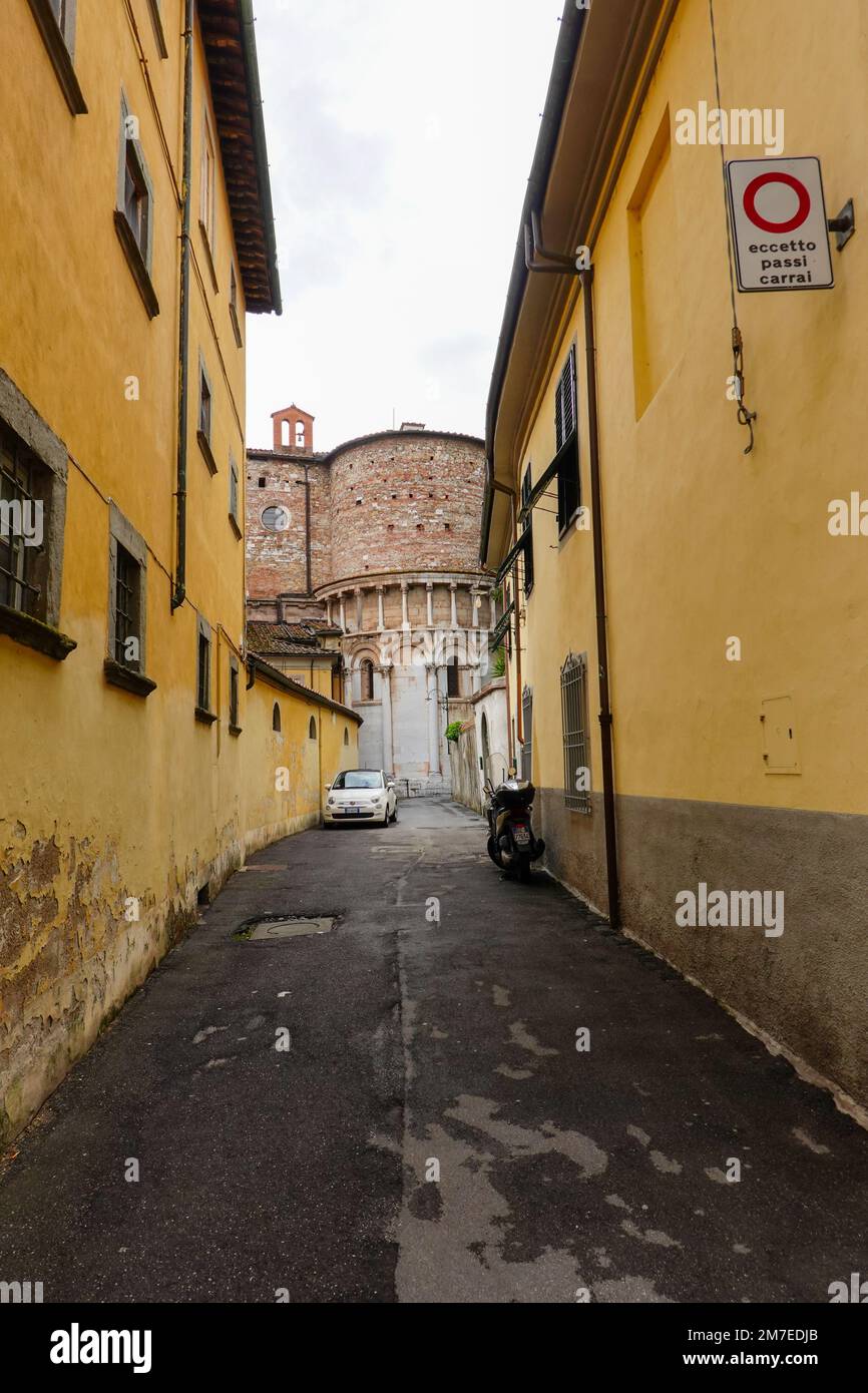Looking down alleyway Vicolo Tomassi in the old town of the walled city Lucca, Italy. Stock Photo