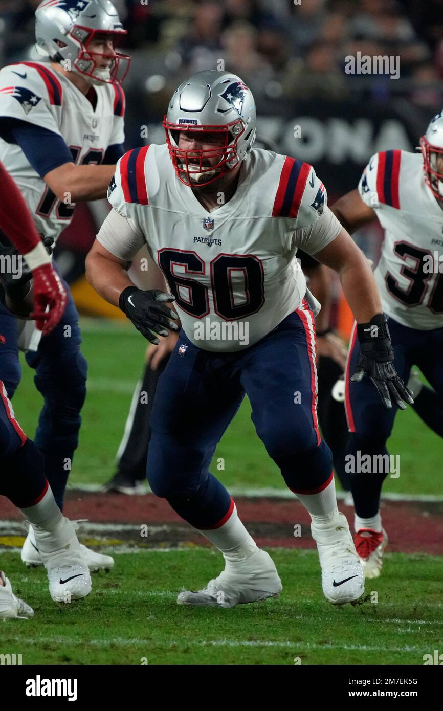 New England Patriots center David Andrews (60) blocks against the