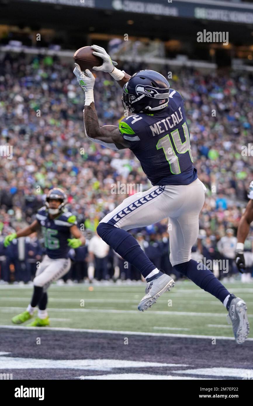 Seattle, WA, USA. 26th Dec, 2021. Seattle Seahawks wide receiver DK Metcalf  (14) celebrates a catch for a touchdown during a game between the Chicago  Bears and Seattle Seahawks at Lumen Field