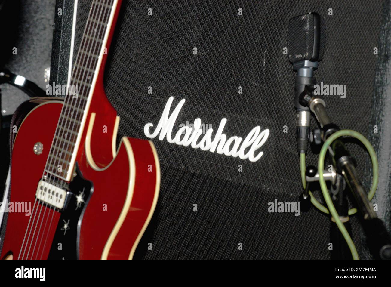 Marshall amplifier concert hi-res stock photography and images - Alamy, image size:1300x954