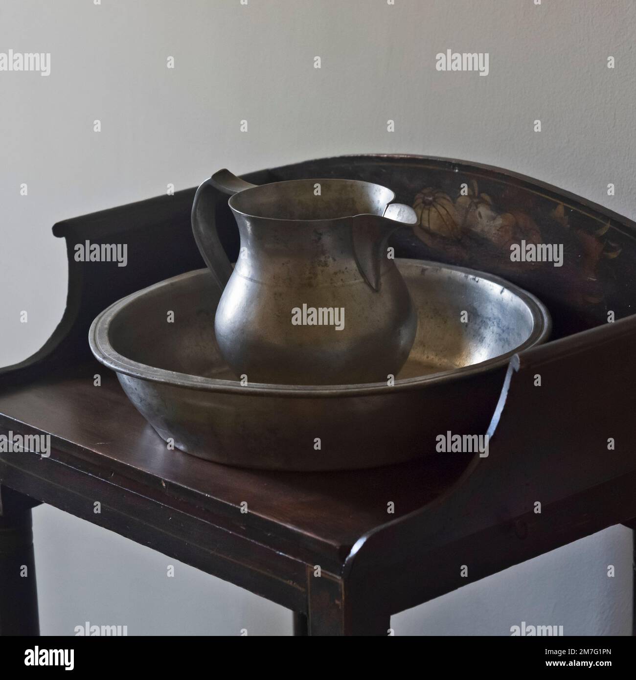 Metal bowl and jug on a wooden table. Hagley Museum, Wilmington, Delaware, USA Stock Photo