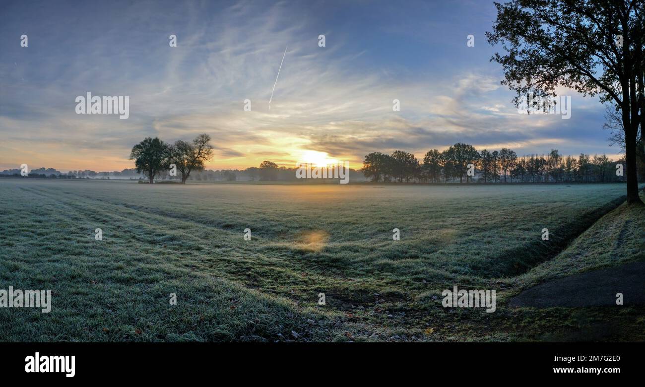 Leicht nebliger Morgen mit Sonnenaufgang Stock Photo