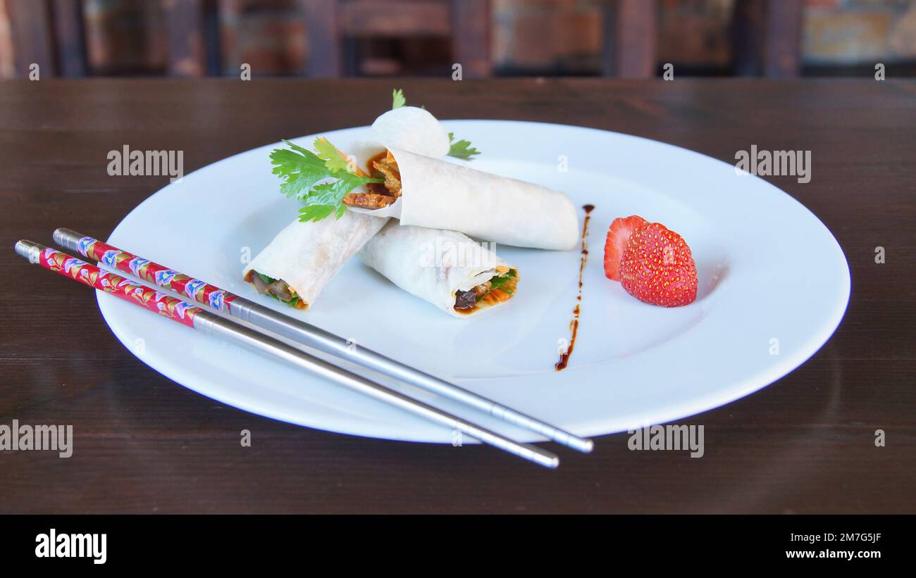Crispy duck wraps hi-res stock photography and images - Alamy