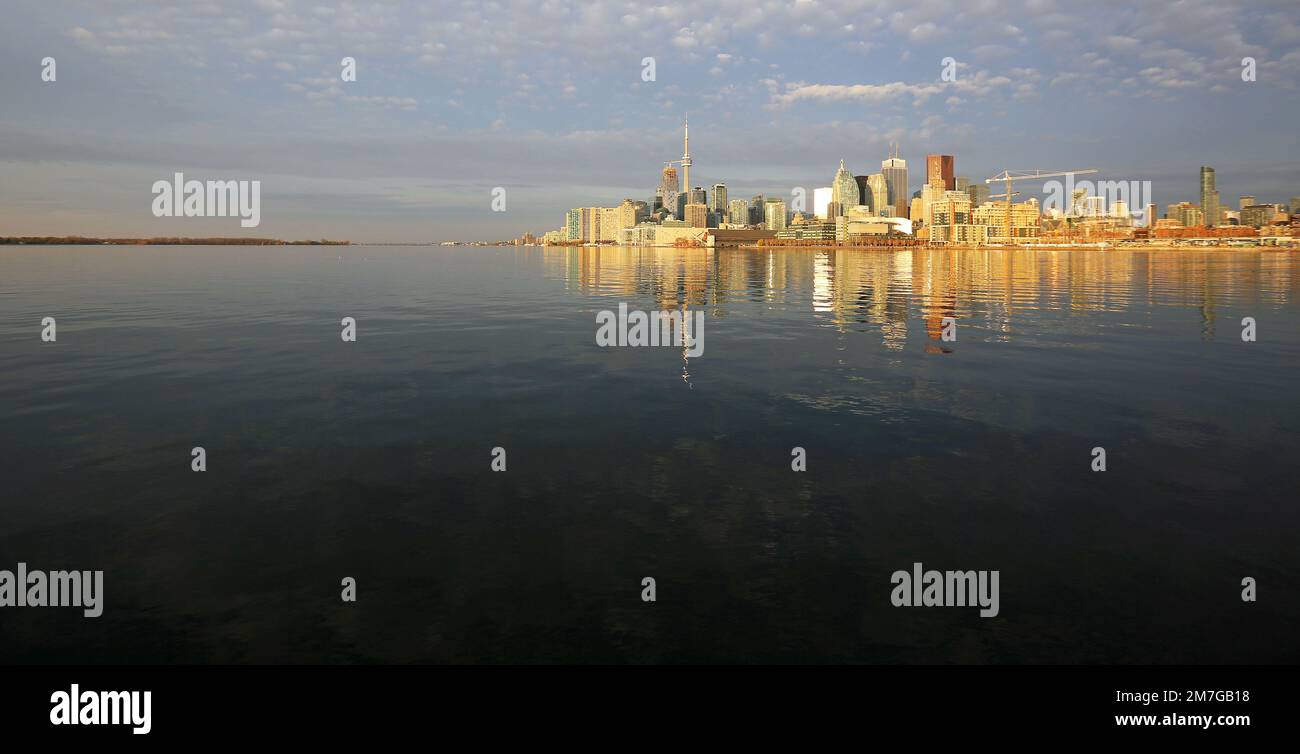 Toronto skyline morning hi-res stock photography and images - Page 