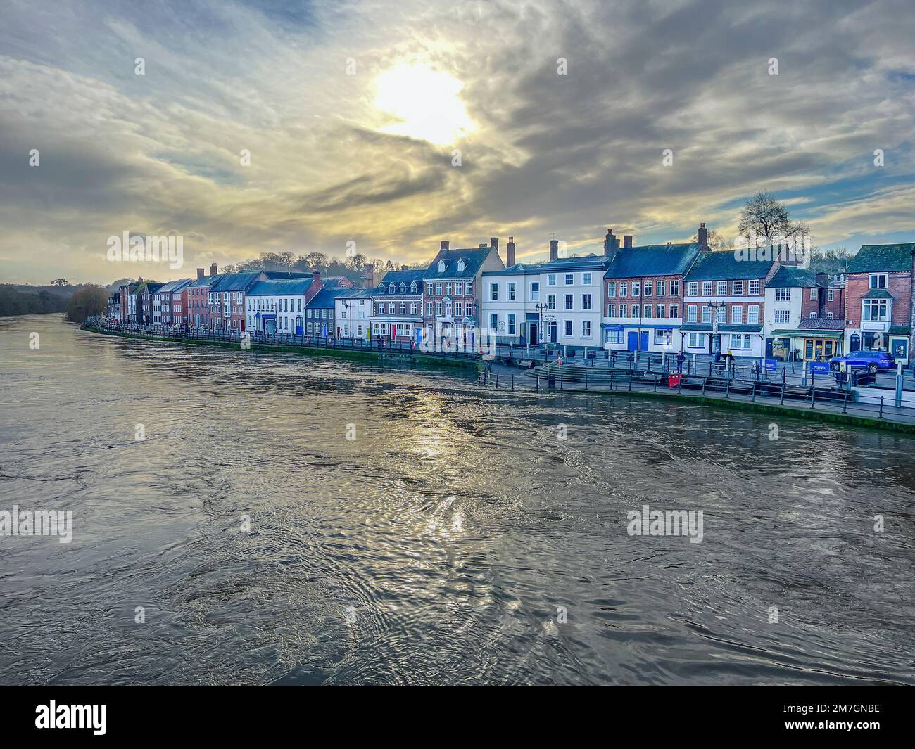 Bewdley, UK. 9th January, 2023. UK weather: there are high water levels already on the River Severn as more rain is expected to hit the UK. The river in Bewdley is close to road level and placement of the flood defences are already under way. Credit: Lee Hudson/Alamy Live News Stock Photo
