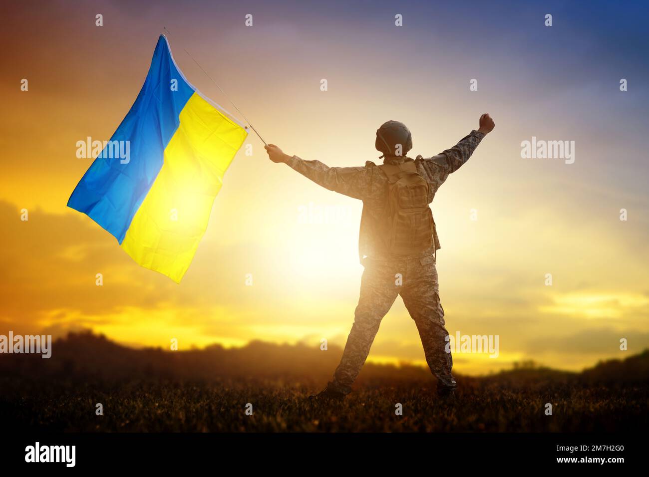 War in Ukraine. Soldier with Ukrainian flag return home. Patriot ...