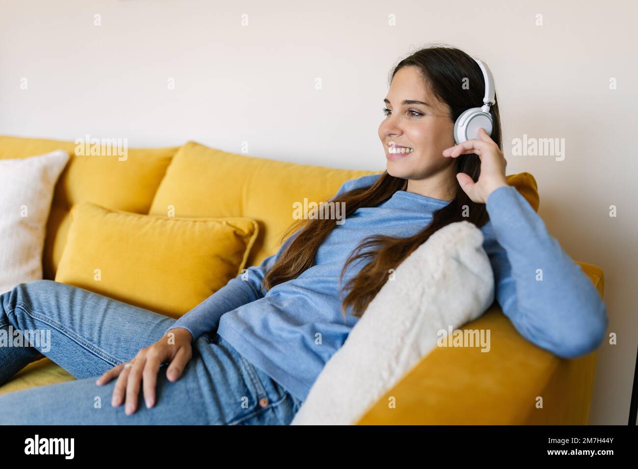 Woman relaxing sofa cosy hi-res stock photography and images - Alamy