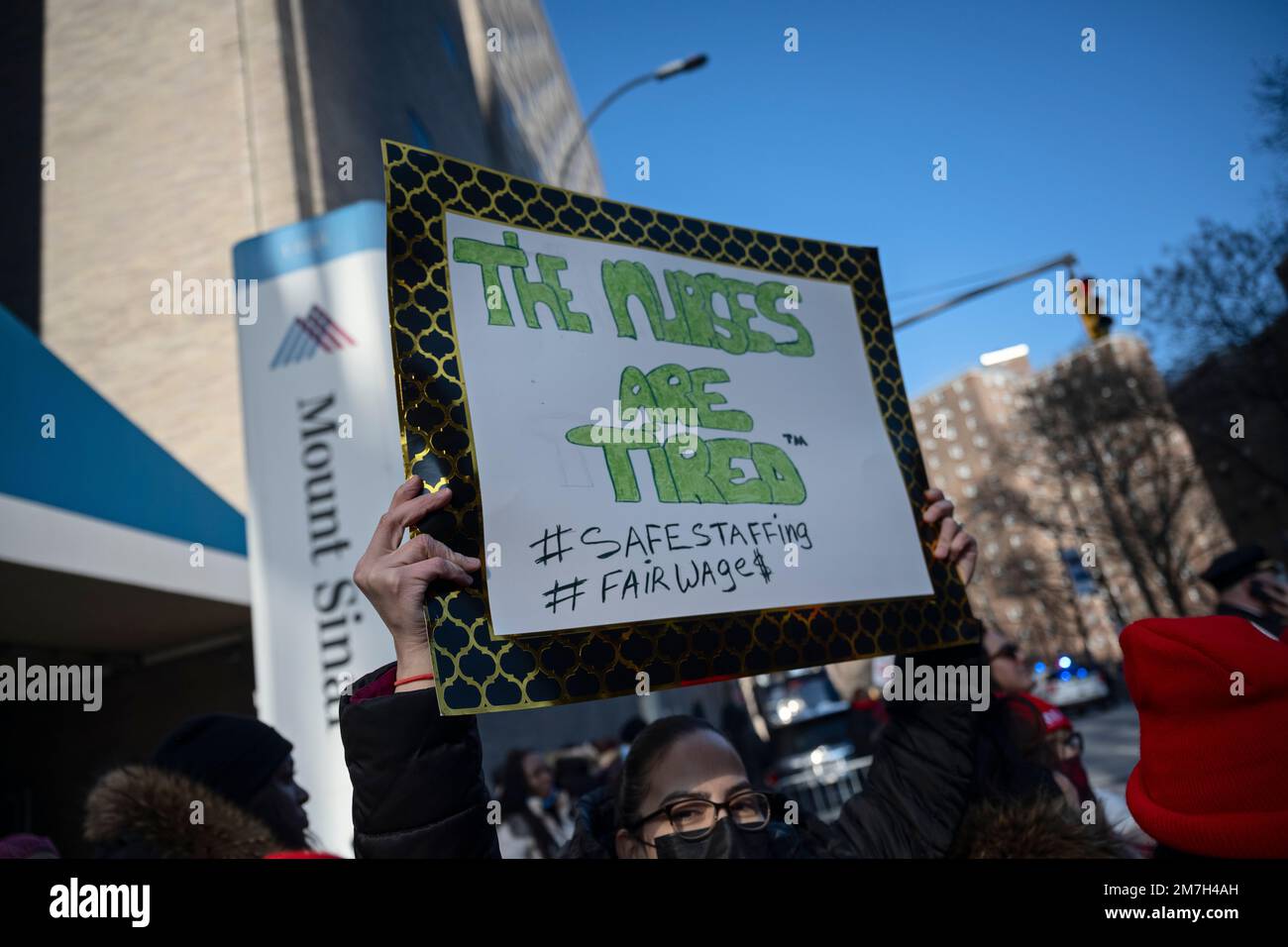 Nurses strike outside mount sinai hospital hi-res stock photography and ...