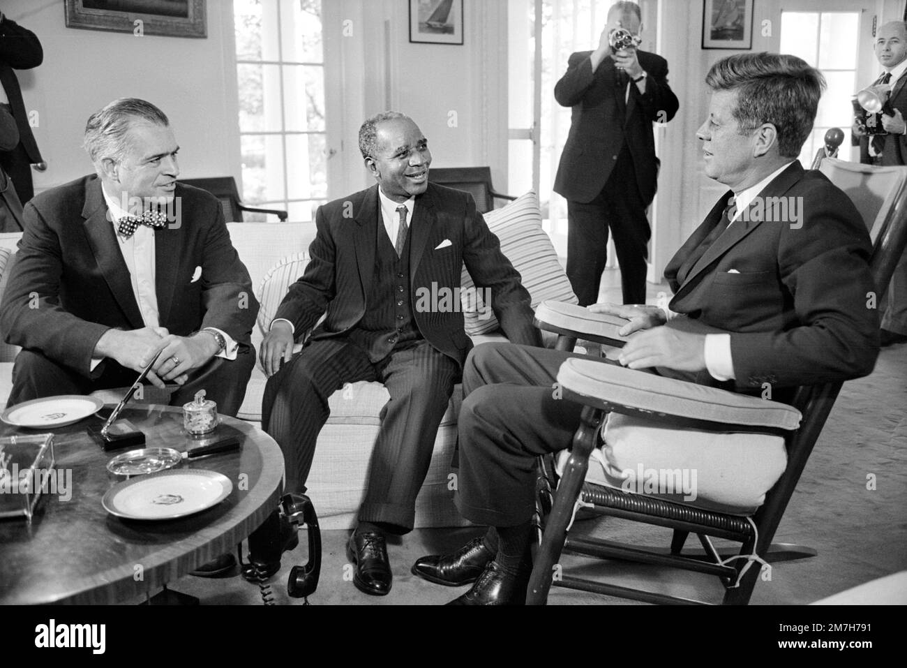 G. Mennen Williams, Assistant Secretary of State for African Affairs, Prime Minister of Nyasaland (now Malawi), Hastings Kamuzu Banda and U.S. President John F. Kennedy meeting at White House, Washington, D.C., USA, Warren K. Leffler, US News & World Report Magazine Collection, October 10, 1963 Stock Photo