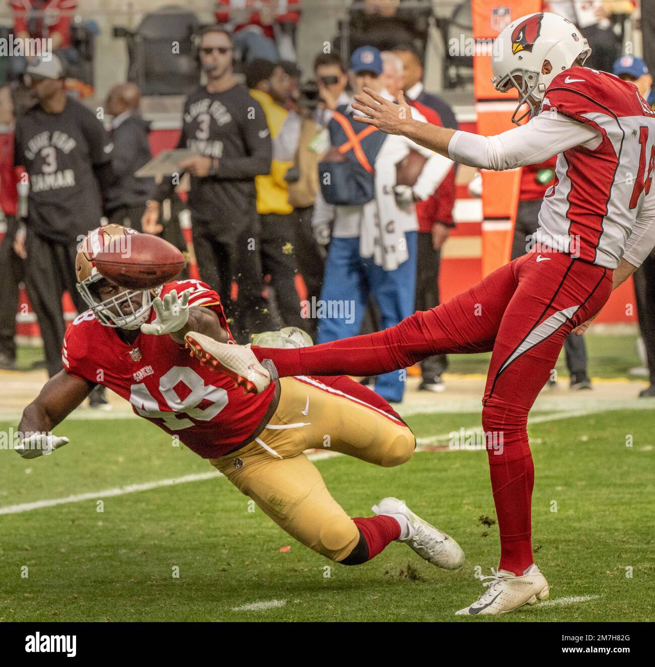 Santa Clara, California, USA. 8th Jan, 2023. San Francisco 49ers linebacker Oren Burks (48) gets with in inches of blocking Arizona Cardinals punter Andy Lee (14) kick on Sunday, January 08, 2023, at Levis Stadium in Santa Clara, California. The 49ers defeated the Cardinals 38-13. (Credit Image: © Al Golub/ZUMA Press Wire) EDITORIAL USAGE ONLY! Not for Commercial USAGE! Stock Photo