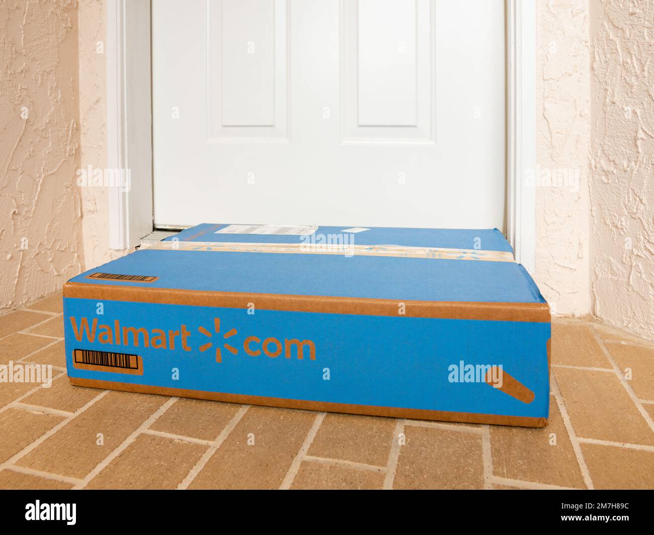 Walmart plus hi-res stock photography and images - Alamy