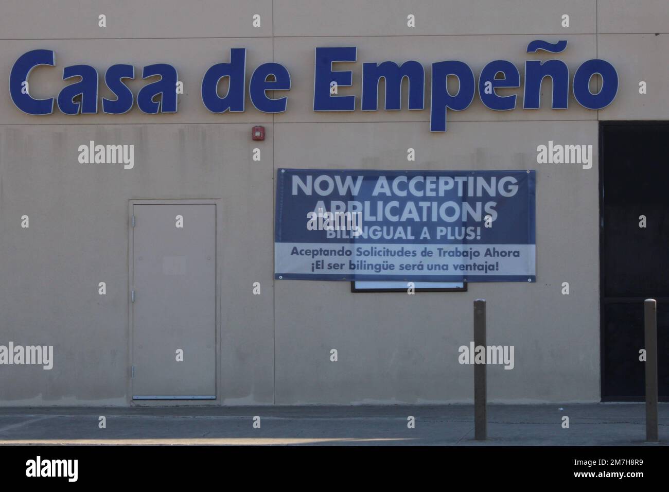 San Antonio, USA. 08th Jan, 2023. A help wanted banner and a Spanish language, Casa de Empeno sign on the exterior of a Cash America Pawn store in San Antonio, Texas, USA, on January 8, 2023. Cash America is part of FirstCash Holdings and is focused on pawn stores in the United States and Latin America. In 2022, the company paid $379,125.75 to more than 250 employees in Washington state in order to settle claims it violated minimum wage, break time and leave laws. (Photo by Carlos Kosienski/Sipa USA) Credit: Sipa USA/Alamy Live News Stock Photo