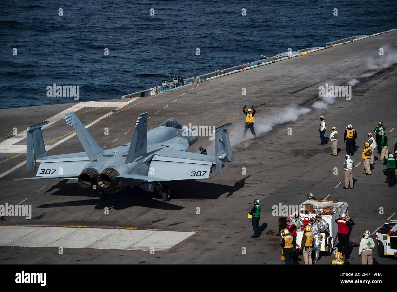 Pacific Ocean, United States. 01 January, 2023. A U.S. Navy F/A-18E Super Hornet fighter jet, assigned to the Golden Dragons of Strike Fighter Squadron 192, prepares to launch off the flight deck of the Nimitz-class aircraft carrier USS Carl Vinson during routine operations, January 1, 2023 in the Pacific Ocean.  Credit: MC3 Larissa Dougherty/Planetpix/Alamy Live News Stock Photo