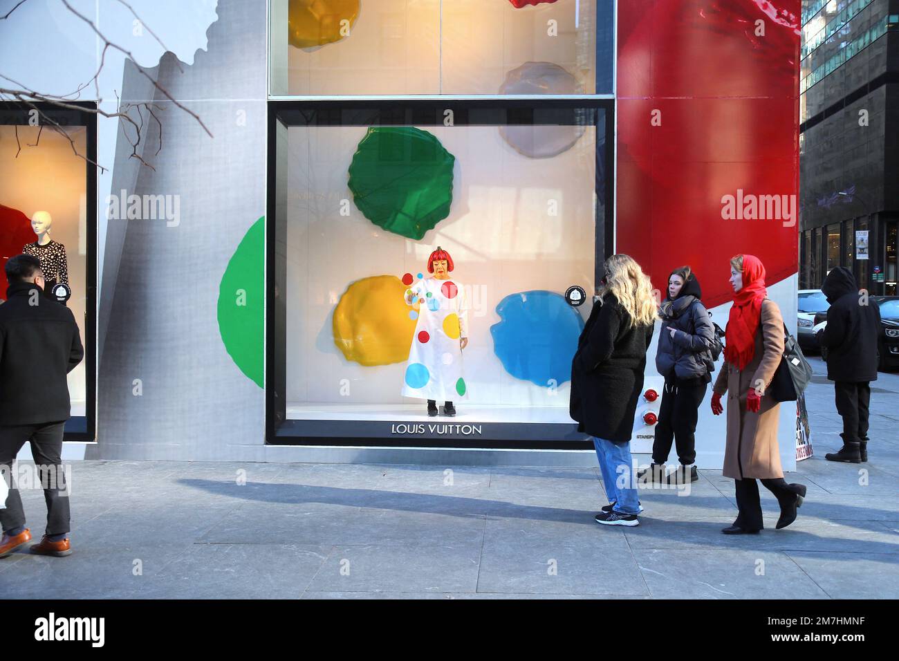 New York, USA. 09th Jan, 2023. Japanese artist Yayoi Kusama robot painting  her famous spots in the window at the Louis Vuitton Fifth Avenue store in New  York City, NY, USA on