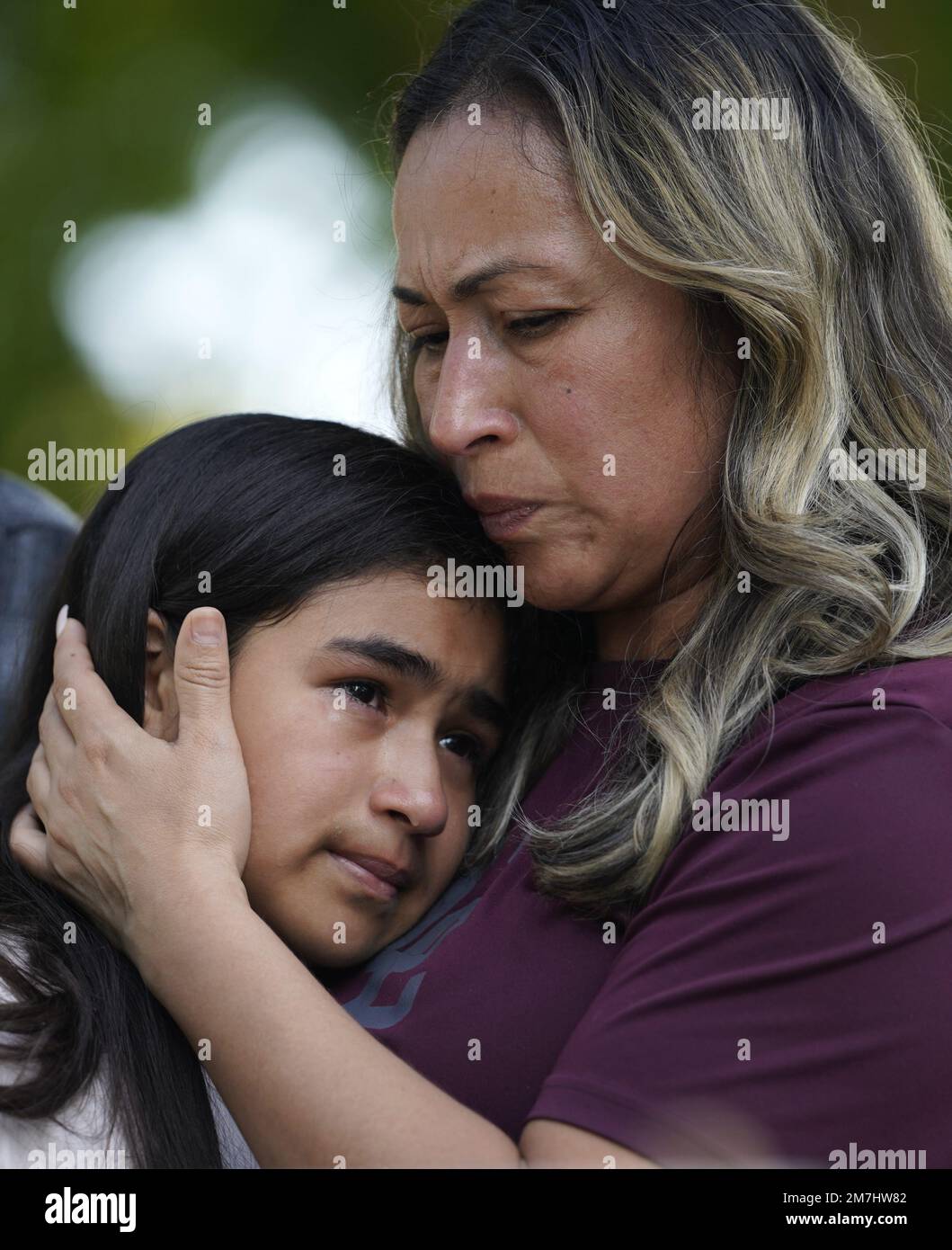 Beijing, Texas, USA. 24th May, 2022. People mourn for victims of a school mass shooting in Uvalde, Texas, the United States, May 26, 2022. At least 19 children and two adults were killed in a shooting at Robb Elementary School in the town of Uvalde, Texas, on May 24, 2022. Credit: Wu Xiaoling/Xinhua/Alamy Live News Stock Photo