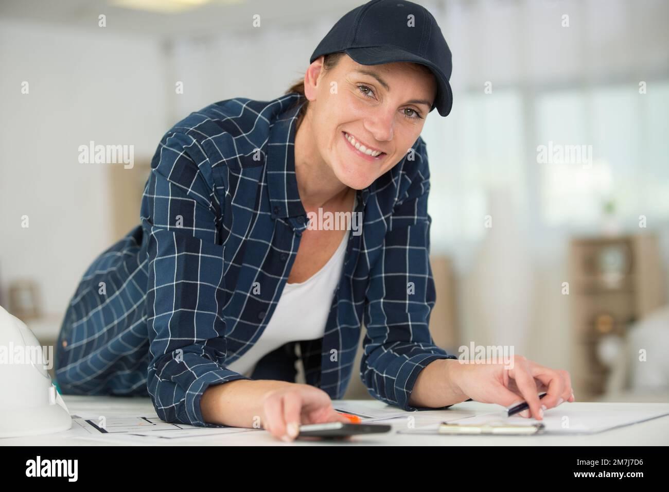 Young woman leaning over desk hi-res stock photography and images - Alamy