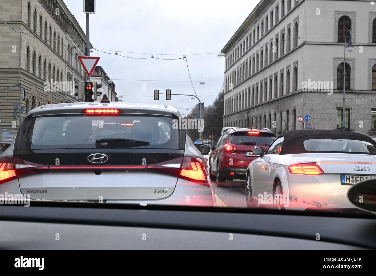 Munich, Germany. 10th Jan, 2023. Cars wait at a traffic light in the morning in the state capital. The new Inrix study, which has now been published, reveals that Munich road users spend 74 hours of their lives per year in traffic jams on the Mittlerer Ring. Credit: Felix Hörhager/dpa/Alamy Live News Stock Photo