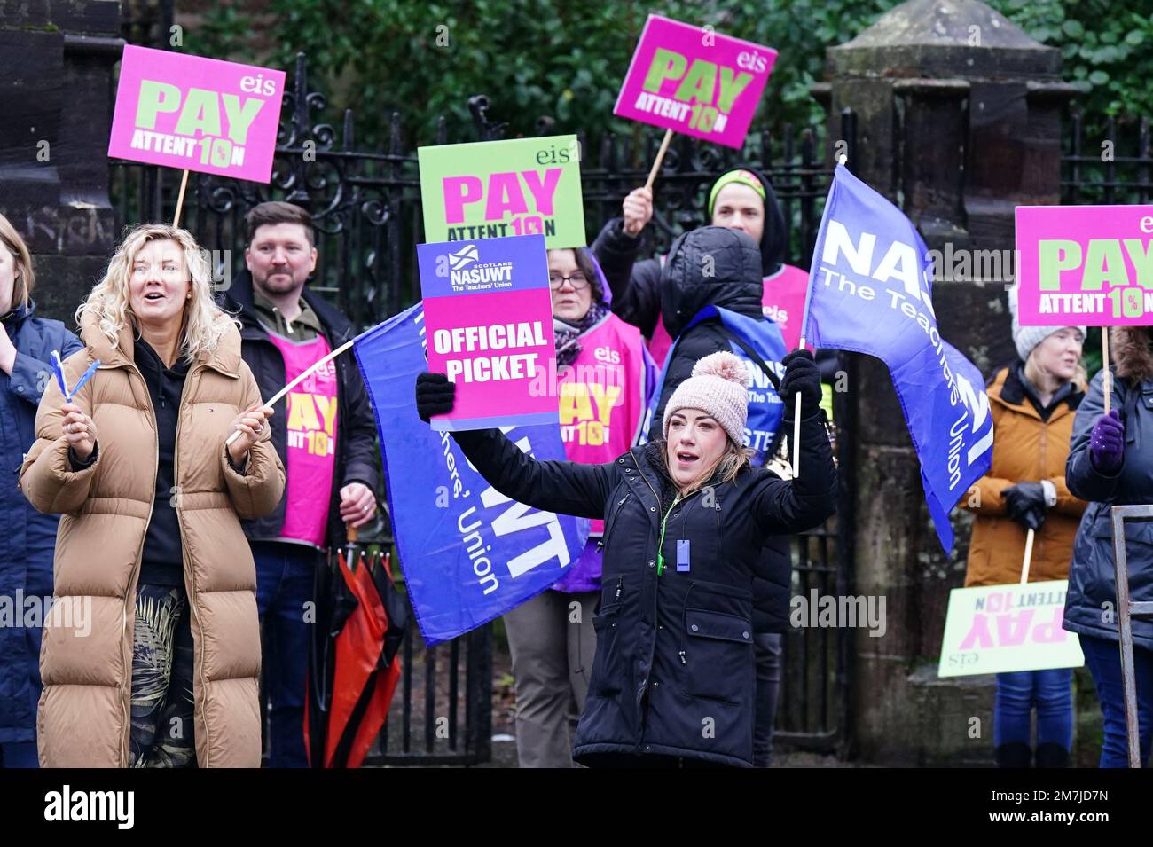 Protesters on a primary school teachers picket line outside Wellshot