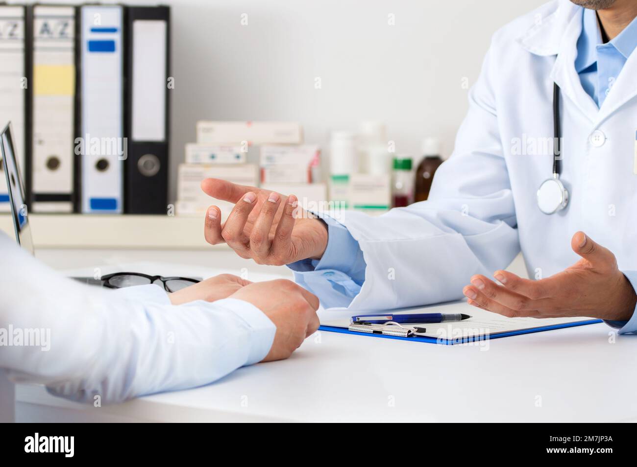 Doctor giving a shot hi-res stock photography and images - Alamy