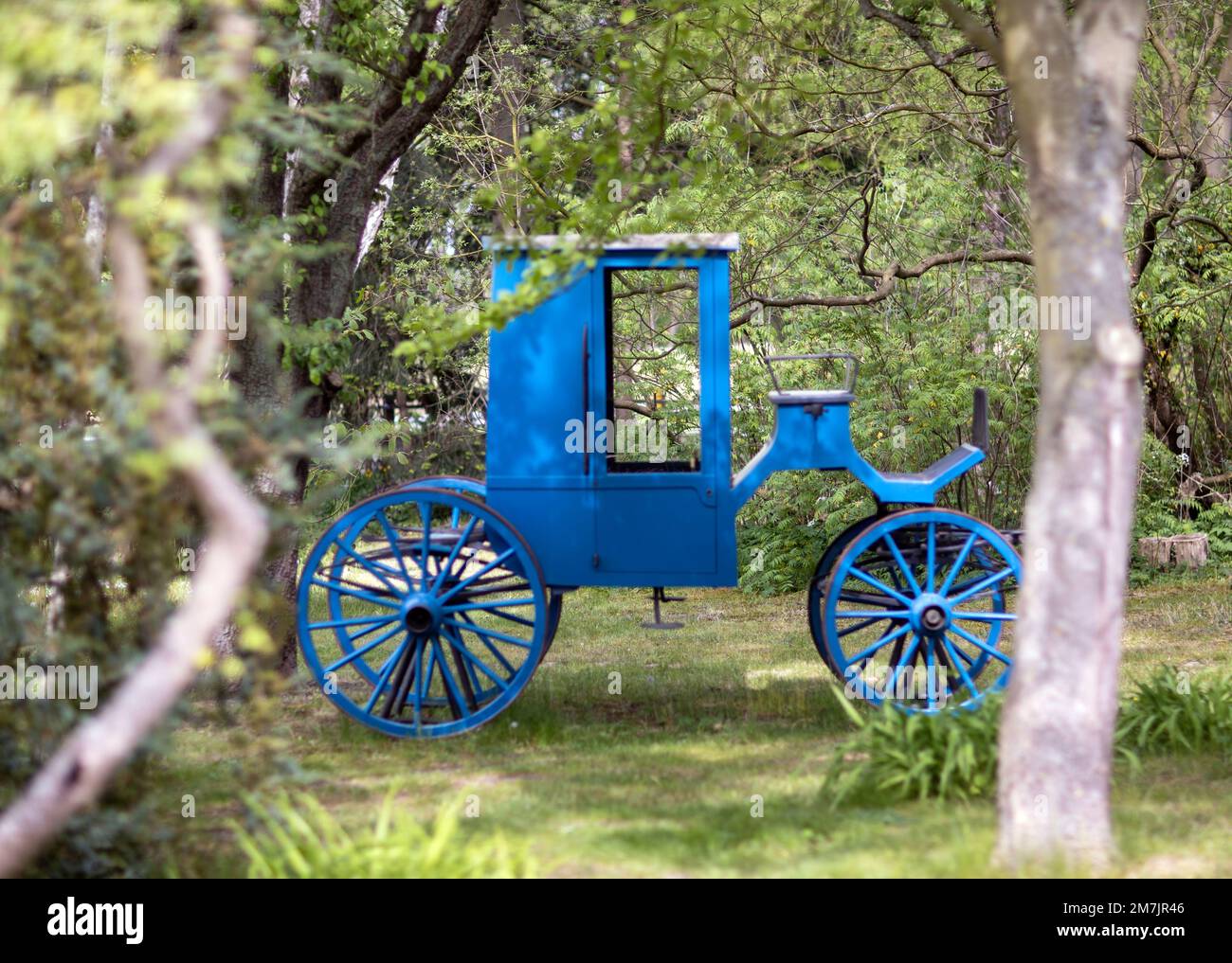 20 May 2022, Mecklenburg-Western Pomerania, Koserow: A blue carriage stands in the garden of the artist Otto Niemeyer-Holstein in Lüttenort on the Baltic Sea island Usedom past. The painter first had an old railroad car set up as his summer domicile and then built his living quarters and studio. This summer, the museum is showing works from the painter's collection under the title 'Usedom - In the Mirror of Painting and Graphics'. The painter Otto Niemeyer, born in Kiel in 1896, settled on Usedom in 1933 and found his motifs there. His estate is now a museum. Photo: Jens Büttner/dpa Stock Photo