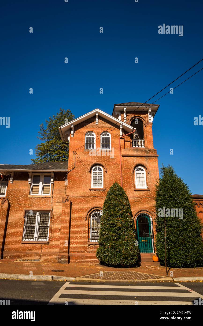 Entrance building to the Oak Hill Cemetery, a historic cemetery in a historic